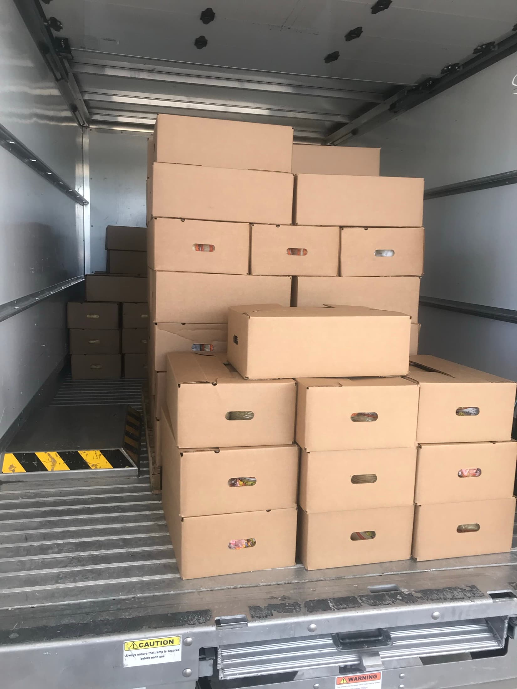 Camión de reparto cargado con cajas de producto
