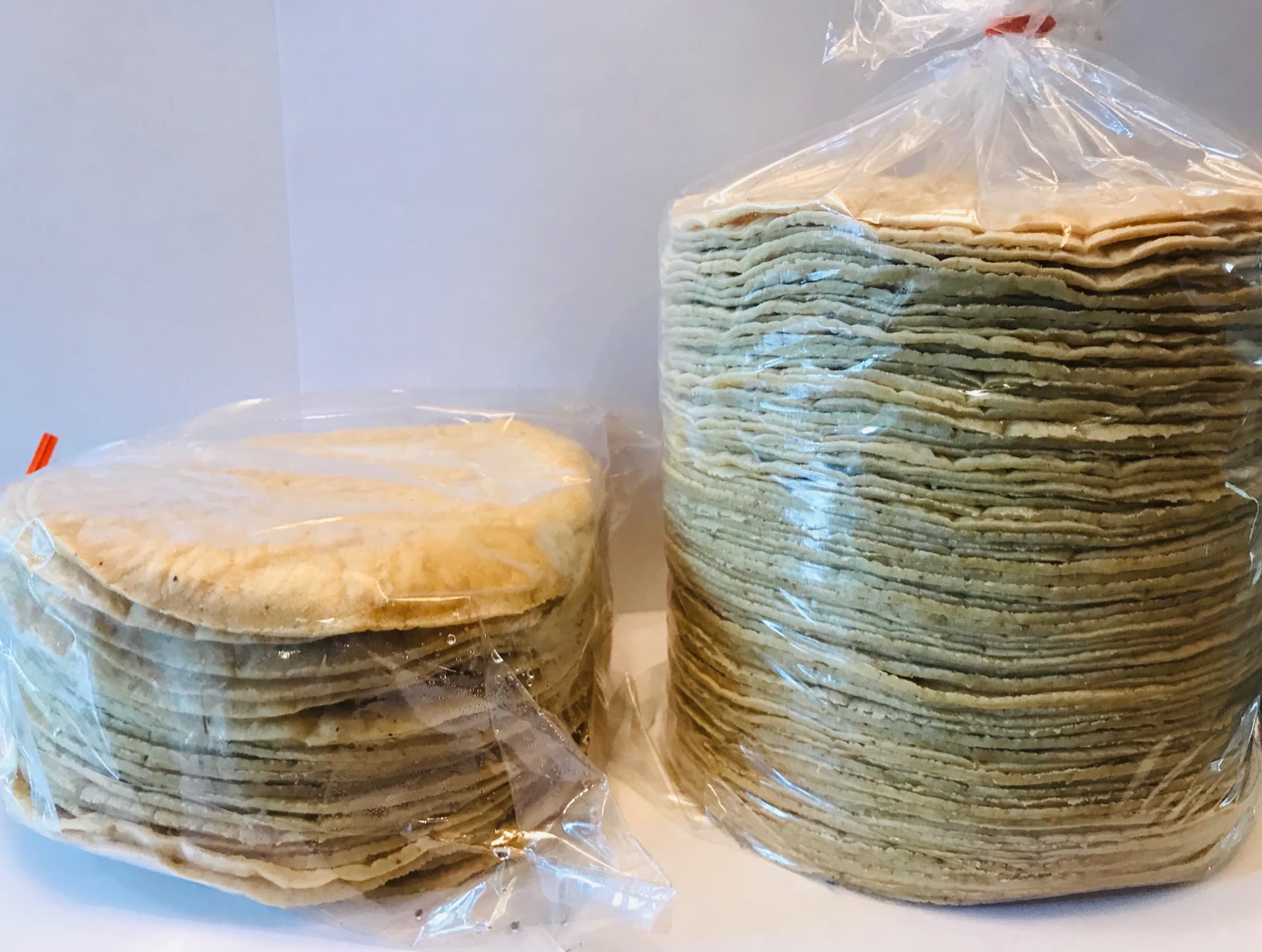 Tortillas de maíz y de harina recién empacadas